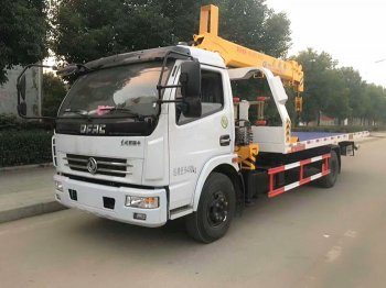 東風多利卡一拖二帶吊清障車（4.4米軸距）